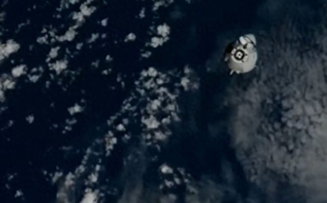 SpaceX“龙”飞船成功对接国际空间站，执行太空救援任务