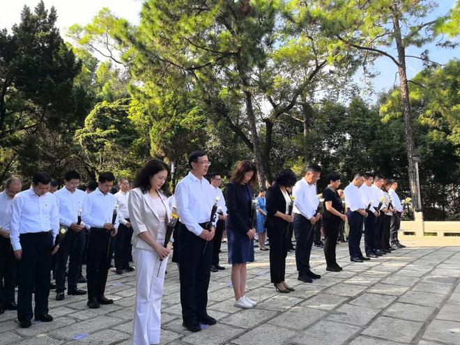 龙华区举行烈士纪念日向革命烈士敬献花篮仪式