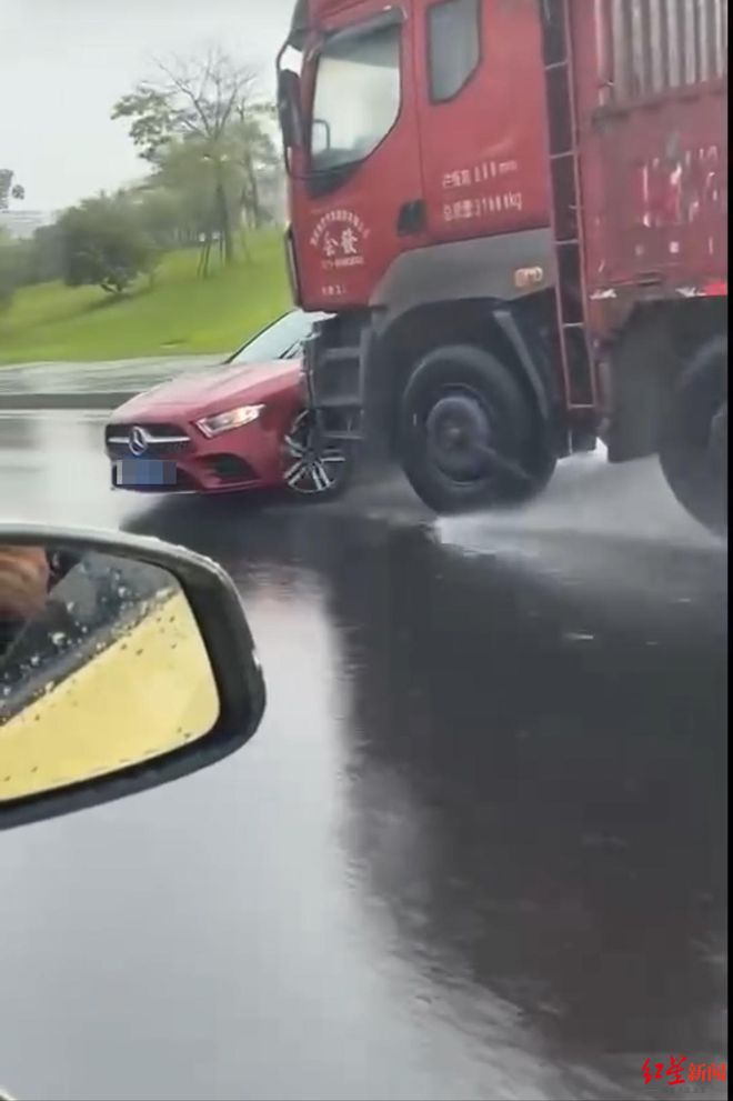 “大货车雨中顶推奔驰行驶”调查：行车记录仪显示奔驰路上变道，货车司机分心驾驶4分钟