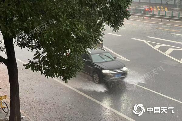 北京今日降雨影响早晚高峰 最高气温将降至20℃