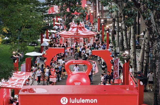 「新消费观察」中国市场营收猛涨近四成，lululemon继续加注：新店扩张将在华密集落子