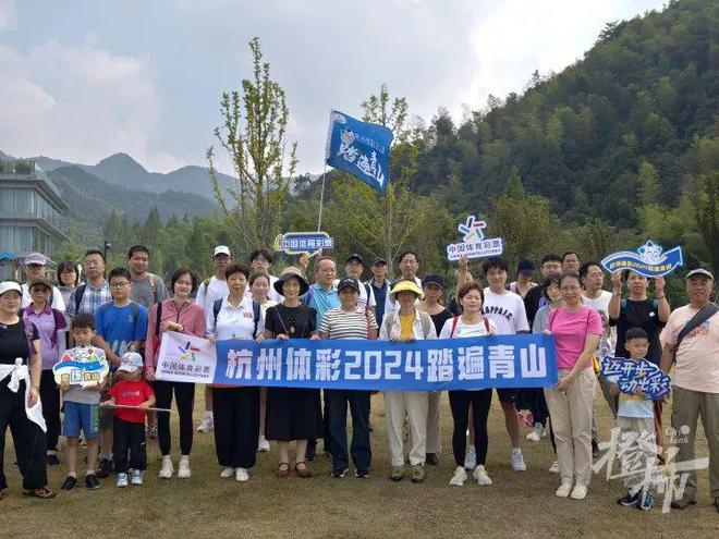 坐上“杭州体彩主题巴士”，跟着“踏遍青山”，走进青山村