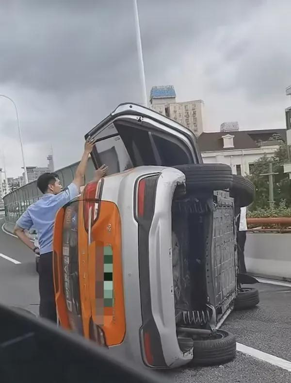 事发上海内环高架！出租车侧翻，一人受伤，路灯杆被撞弯