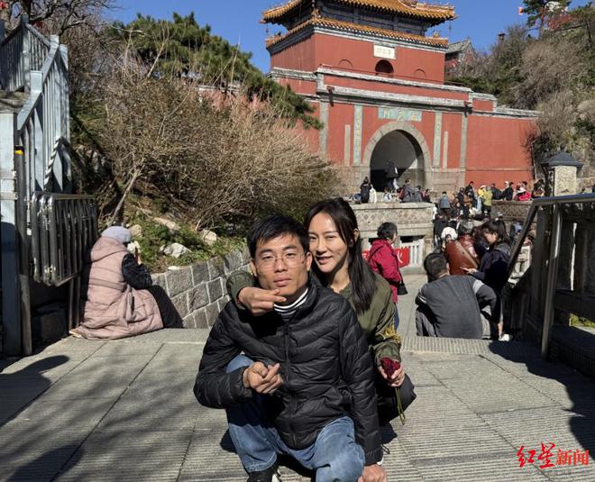 女子背小儿麻痹症男友登泰山引关注，当事人回应网友质疑