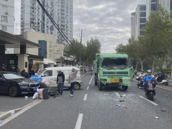 事发上海街头！多车“连环撞”，面包车被顶出几米远...玻璃碎渣洒落一地