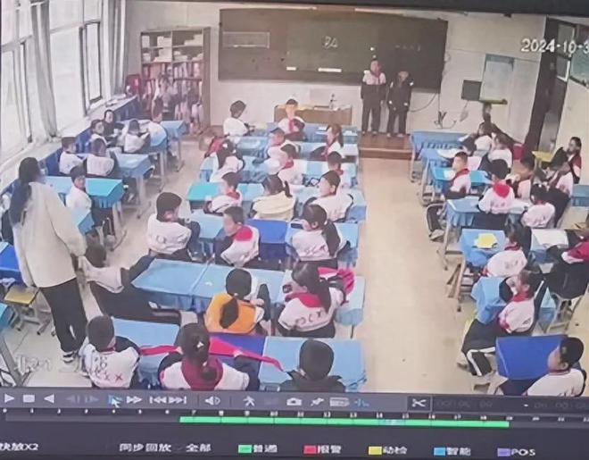 因踩脏地板，男孩被狂扇20多个耳光！学校：涉事女教师已辞退！