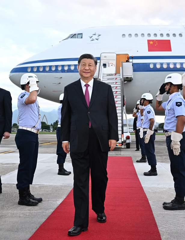 习近平抵达里约热内卢出席二十国集团领导人第十九次峰会并对巴西进行国事访问__中国政府网