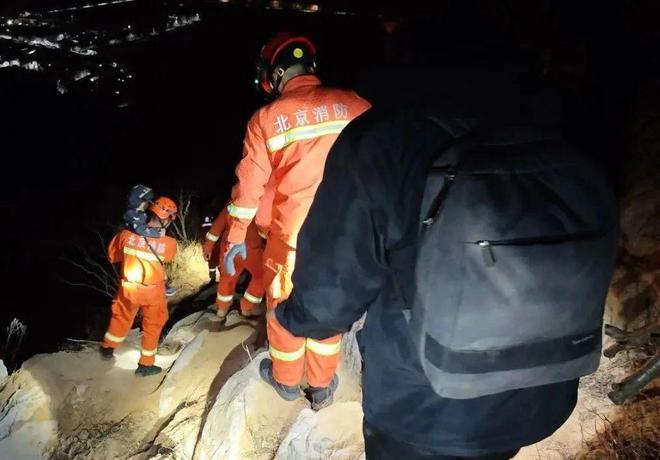 惊险！北京一对夫妻带俩娃夜困京西古道，消防及时救援