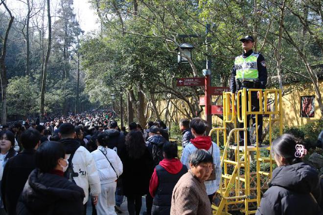 大年初一的杭州灵隐寺有多热闹？一位执勤民警仅身份证就捡到38张-梵星网